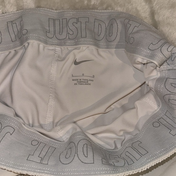 NIKE white shorts - Picture 4 of 7
